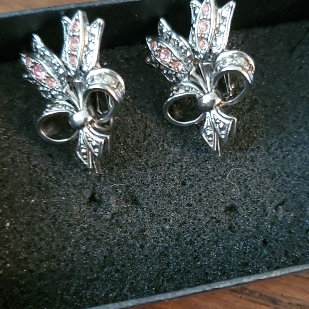 VINTAGE AVON FASHION FLOWER DESIGN CLIP ON EARRINGS - Picture 4 of 4